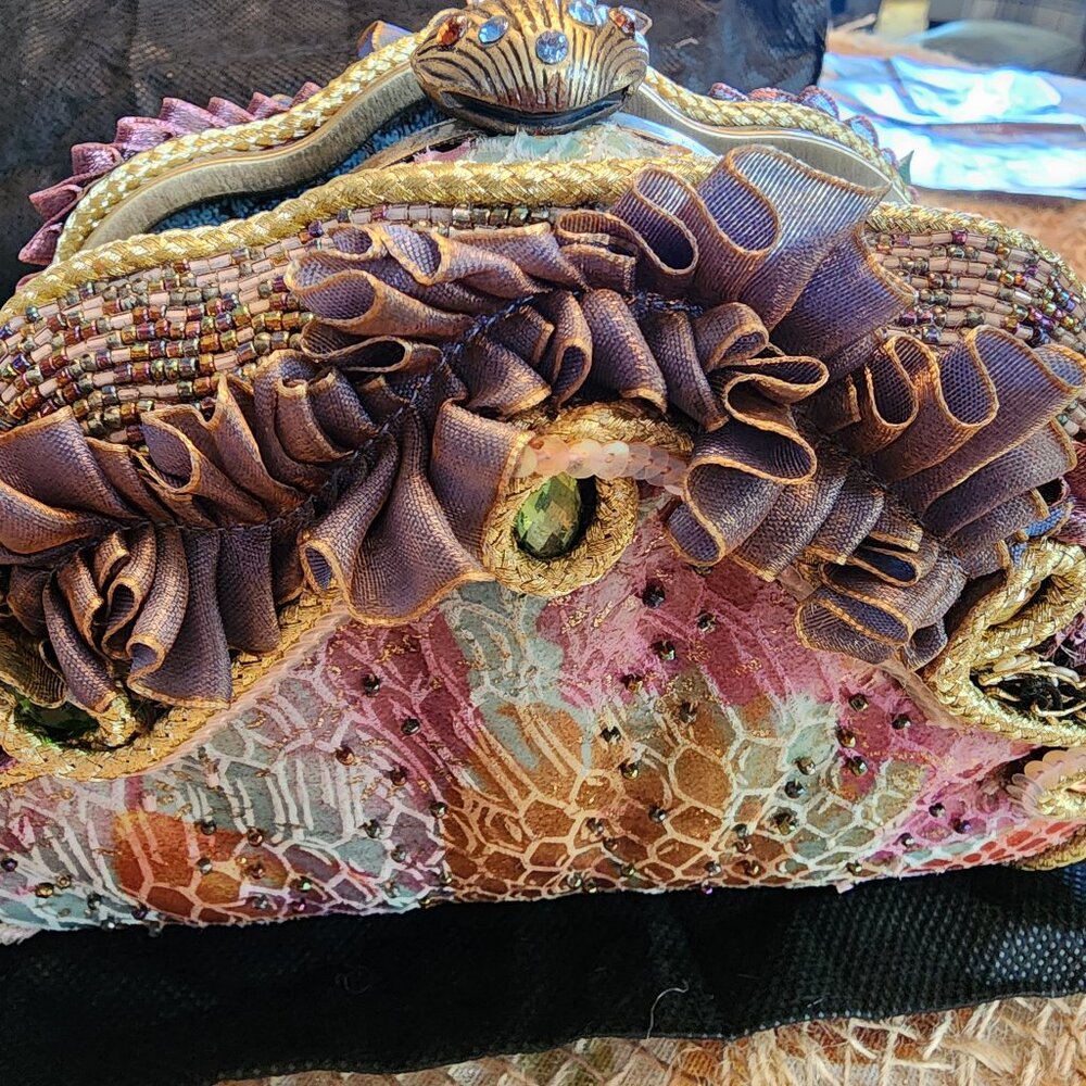 MARY FRANCES SEASHELL BAG WITH METAL SHELL CLASP, HINGED OPENING